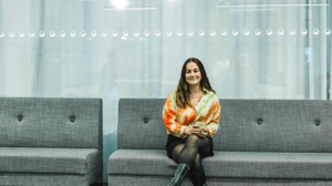 juliana brandt sitter i en soffa på centigo kontoret